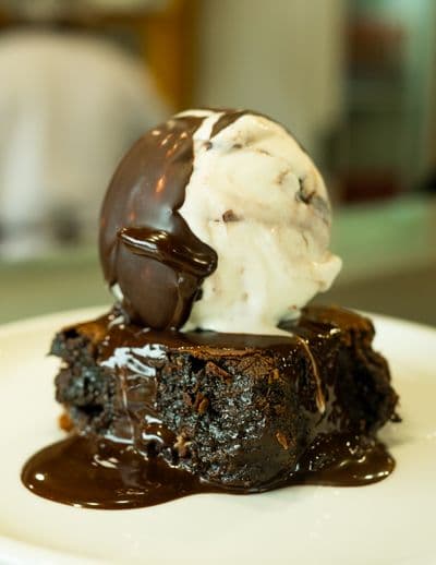 Sobremesa de gelato artesanal com brownie da Nonno Francesco